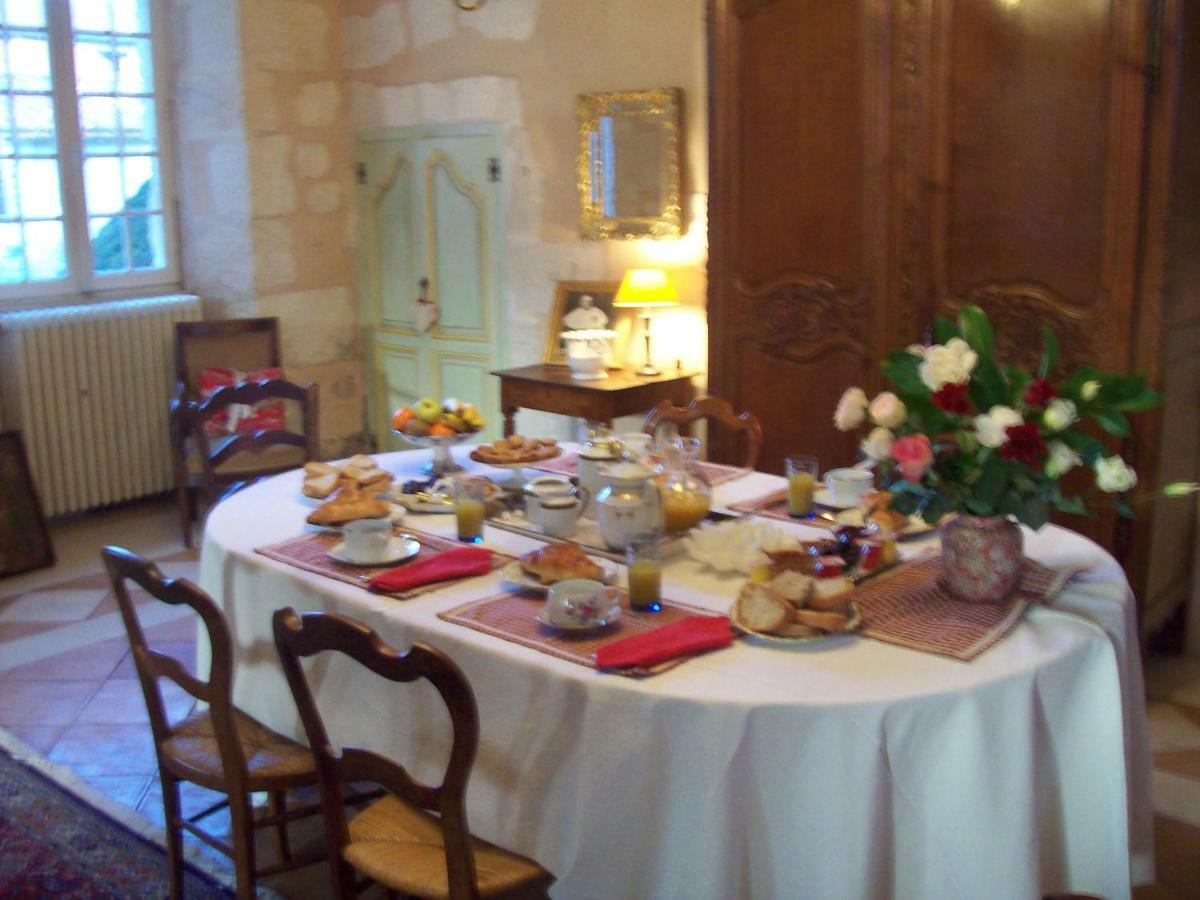 Chateau La Gentilhommiere Du Puits Notre-Dame 30 Rue De L'Eglise 24110 Saint Leon Sur L'Isle Exterior photo